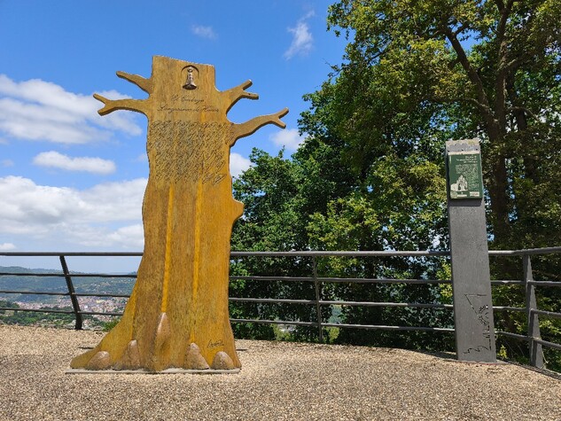 Escultura-homenaje junto al Santuario de la Virgen del Carbayu en Langreo