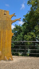 Escultura-homenaje junto al Santuario de la Virgen del Carbayu en Langreo